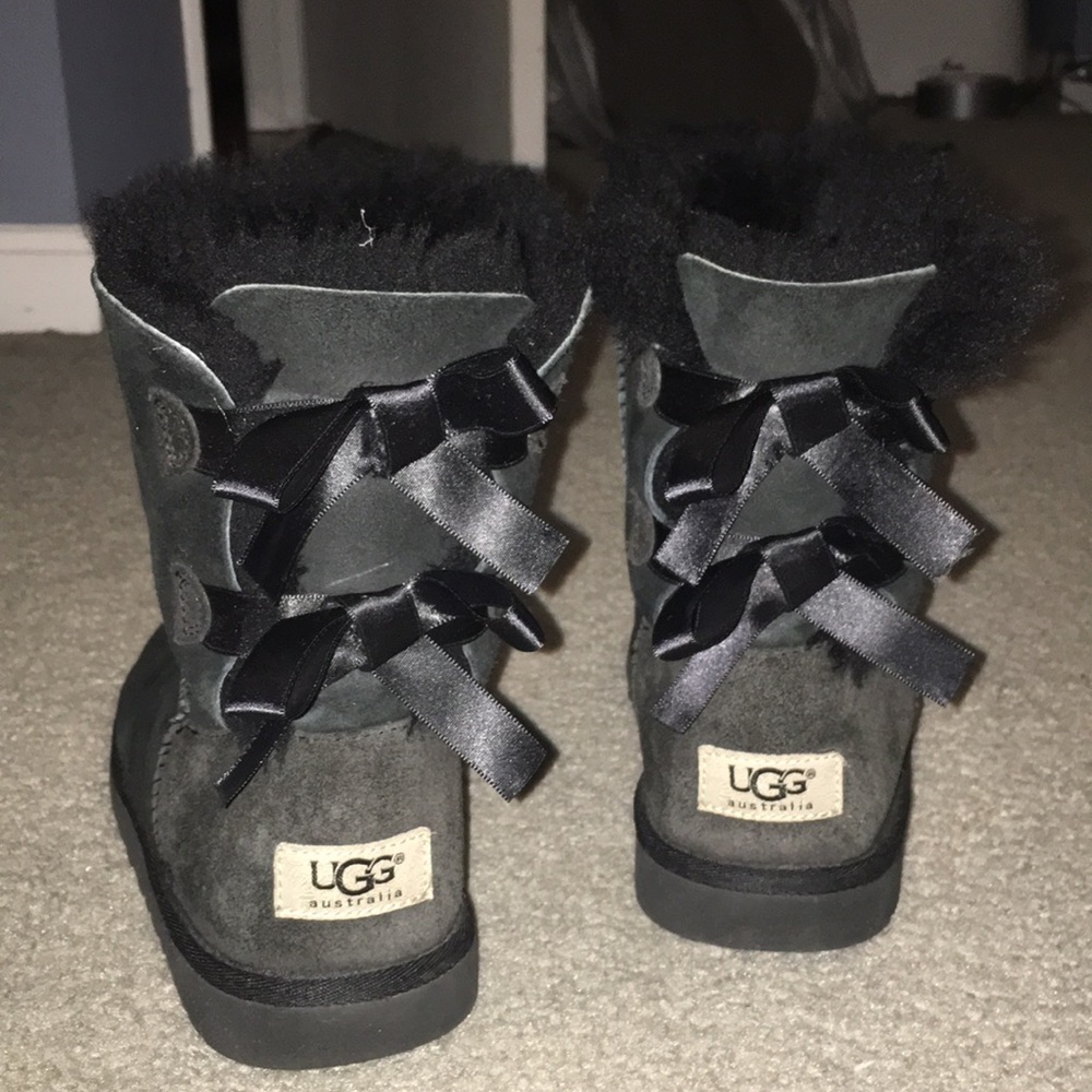 classic short black bailey bow UGG boots!